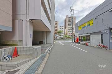 敷地の南側前面道路（西側から）
