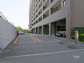 敷地内駐車場（屋内機械式・屋外機械式）出入り口はロボットゲート付きです。
