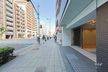 敷地西側の前面道路