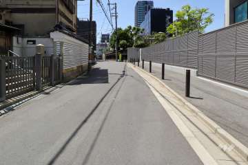敷地南側の前面道路（東側から）