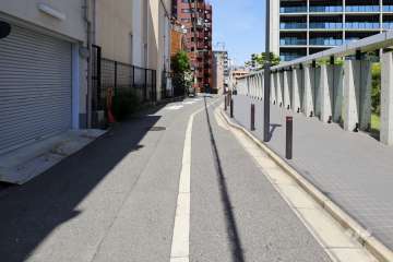 敷地西側の前面道路（南側から）