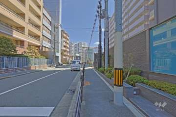 敷地の北側前面道路は空堀通です（西側から）。