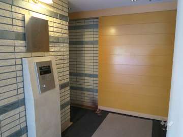 エントランスはオートロック付きです。