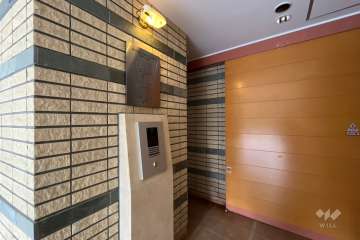 エントランスはオートロック付きです。