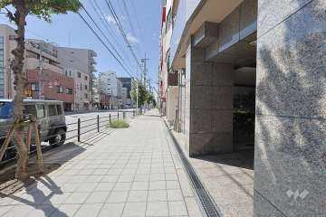 敷地の東側前面道路（北側から）