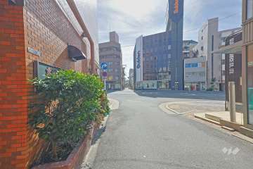敷地の南側前面道路は奈良街道（国道25号）です（西側から）。