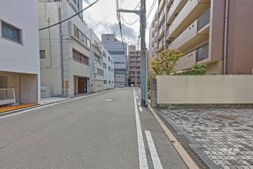 敷地の東側前面道路（北側から）