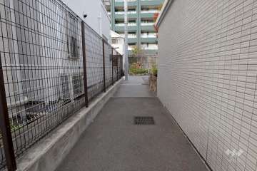 敷地西側の前面道路