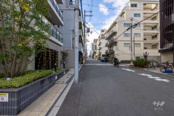 敷地の北側前面道路（東側から）