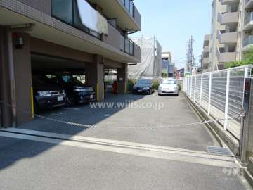 敷地内駐車場(屋内機械式・屋内平面式)出入り口はロボットゲート付きです。