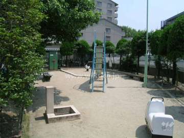 敷地に隣接する小さな公園。遊具も設置され、子供の遊び場にピッタリです。