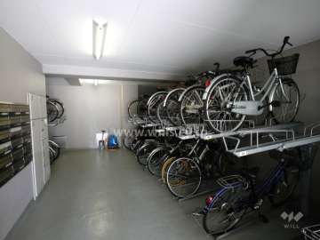 エントランス横にある宅配ボックスと自転車置場