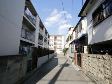 敷地東側の前面道路