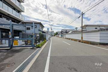 敷地西側の前面道路（北側から）