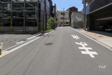 敷地西側の前面道路（北側から）