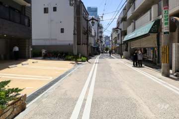 敷地西側の前面道路（北側から）