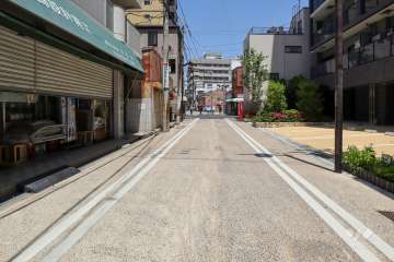 敷地西側の前面道路（南側から）