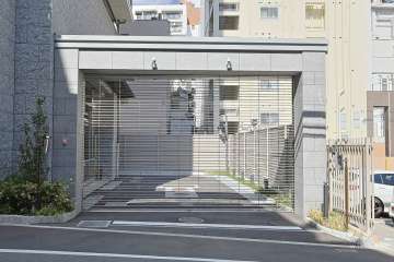 駐車場の出入り口（ゲート付き）