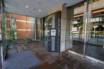 エントランスはオートロック付きです。