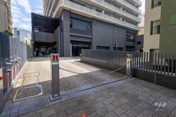 駐車場の出入り口（ロボットゲート付き）