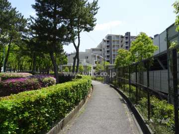 敷地東側の遊歩道。道を挟んで竹見公園があります。