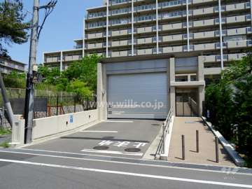 駐車場の出入り口（シャッター付き）