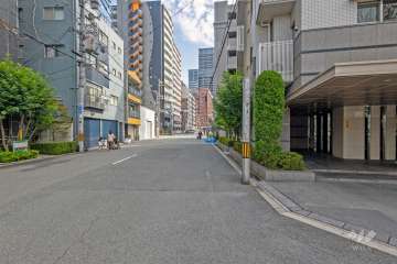 敷地の北側前面道路は外保通りです（西側から）。