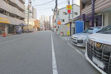 敷地の西側前面道路は大黒橋筋です（南側から）。