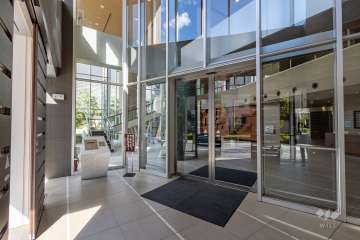 エントランスはオートロック付きです。　