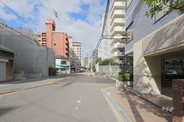 敷地西側の前面道路