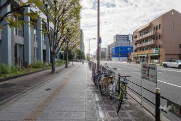 敷地西側の前面道路