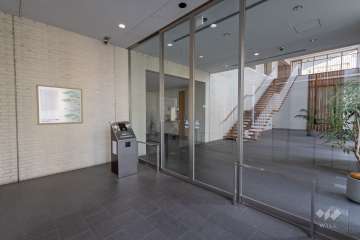 エントランスはオートロック付きです。