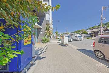 敷地の東側前面道路は松屋町筋です（南側から）。