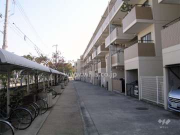 敷地北側にある駐輪場と専用駐車場