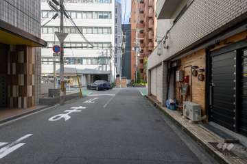 敷地の北側前面道路（西側から）
