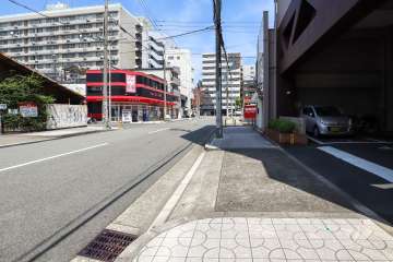 敷地北側の前面道路（西側から）