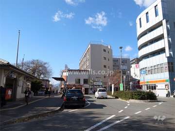 敷地東側はJR「甲子園口」駅のロータリーに面しています。