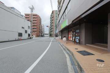 敷地の南側前面道路（東側から）