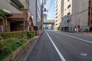 敷地西側の前面道路