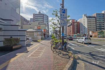 敷地の西側前面道路は国道25号です（北側から）。