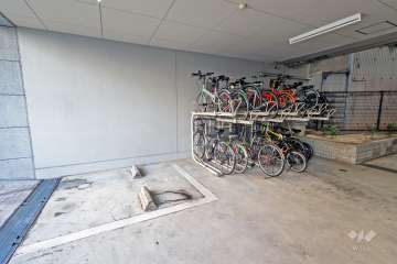 敷地内駐車場（屋内平面式）と駐輪場