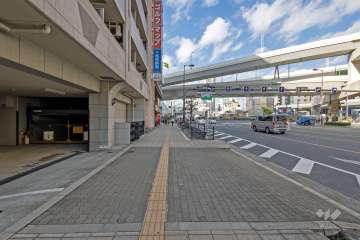 敷地の東側前面道路は大阪市道南北線です（南側から）。