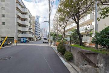 敷地南側の前面道路（東側から）