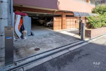 駐車場の出入り口（ロボットゲート付き）