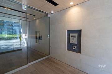 エントランスはオートロック付きです。　