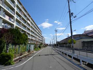 敷地南側の前面道路
