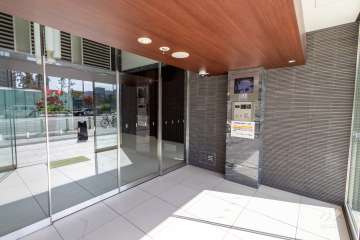 エントランスはオートロック付きです。