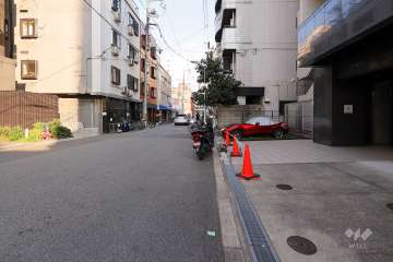 敷地北側の前面道路（西側から）