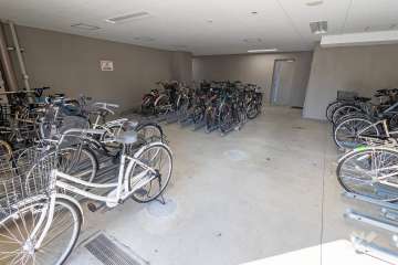 屋内に設けられた駐輪場