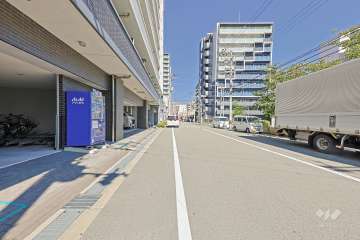 敷地東側の前面道路（南側から）